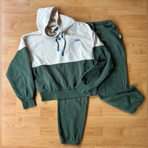 Vans Women’s Sweatsshirt and sweatpants matching set
Ziggy Patchwork Set